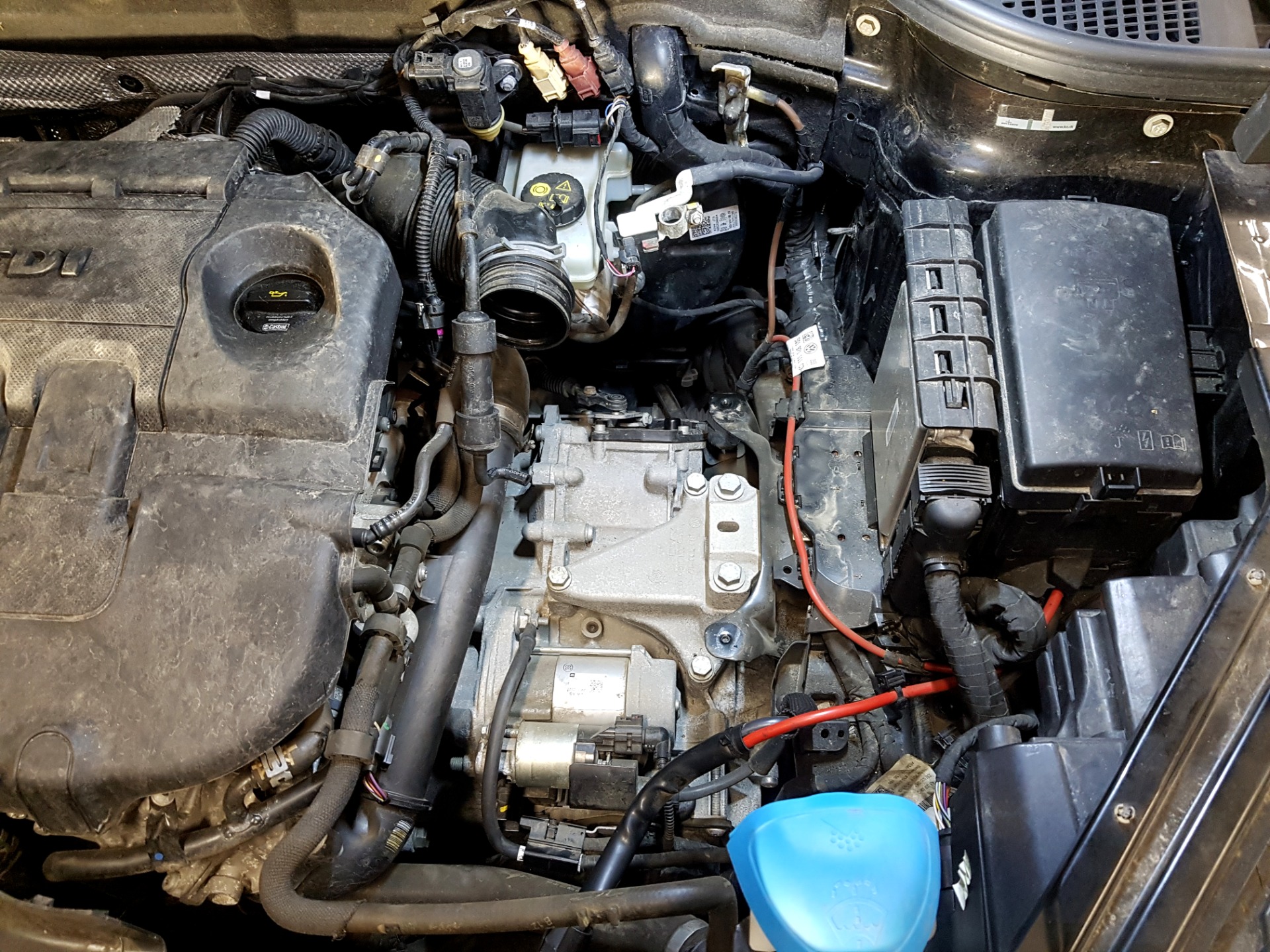 Demontáž komponentov v motorovom priestore